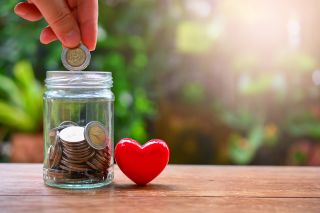 © guy2men - stock.adobe.com Foto: Glas gefüllt mit Herzen