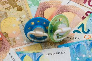 © pusteflower9024 - stock.adobe.com Foto: Geldscheine und Schnuller