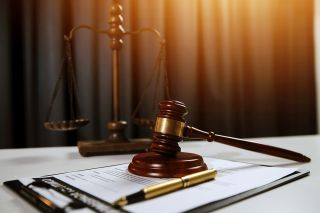 © Phanphen - Adobe Stock.com Foto: Richterhammer und Waage