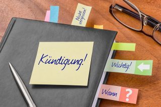 © Zerbor - Adobe Stock.com Foto: Zettel mit Aufschrift Kündigung