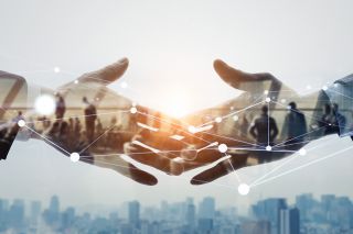 © metamorworks - Adobe Stock.com Foto: Zwei Hände