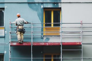 © vasyan_23 - stock.adobe.com Foto: Baugerüst an Hauswand