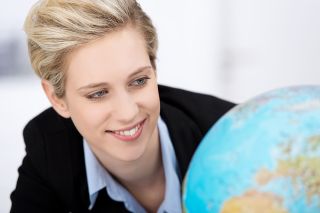 © contrastwerkstatt - stock.adobe.com Foto: Frau mit Globus