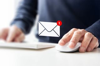 © xyz+ - stock.adobe.com Foto: Mann mit Laptop