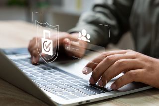 © GamePixel - stock.adobe.com Foto: Mann tippt auf Laptop